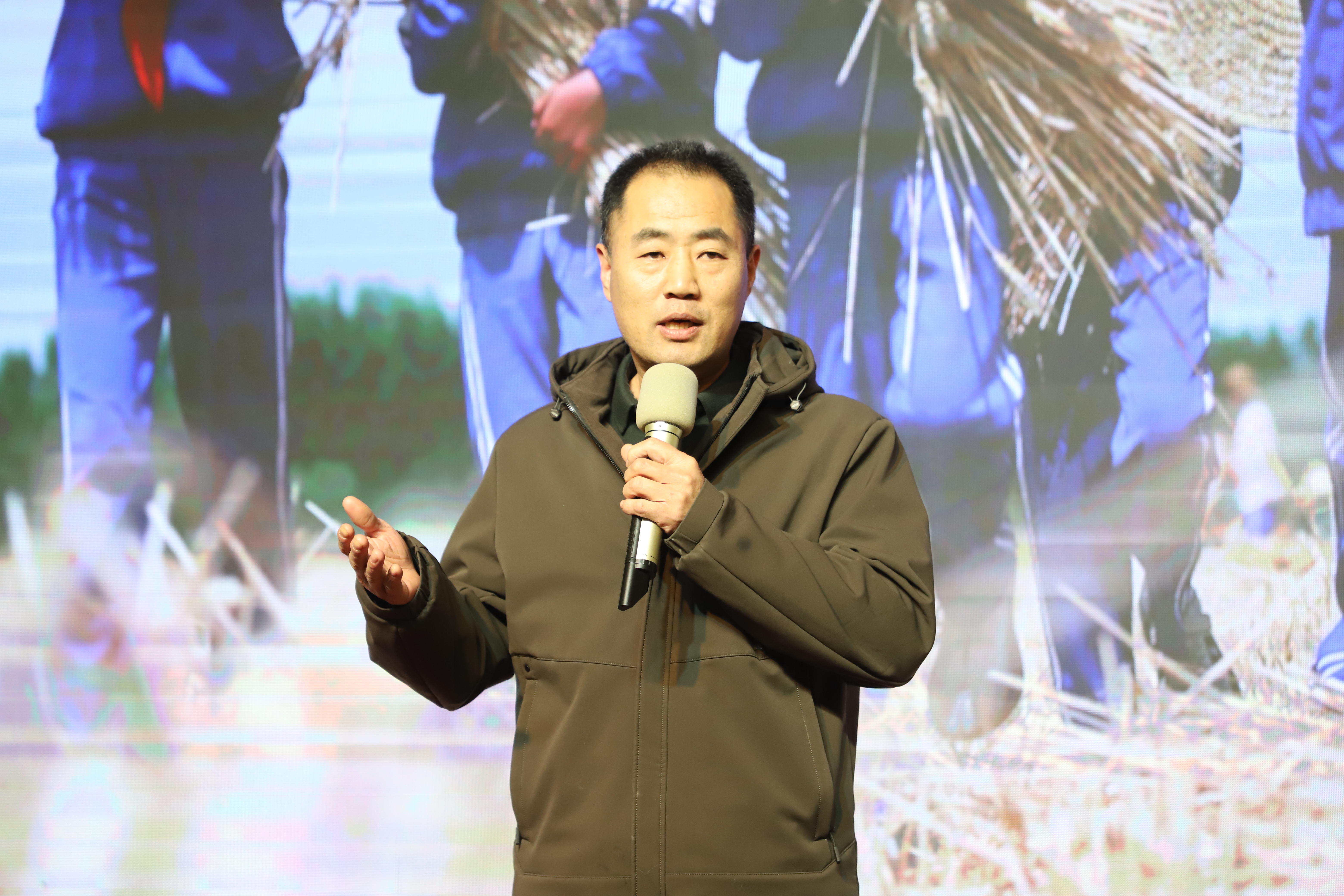 3.即墨区灵山牛齐埠小学杨为岩宣讲《让乡土基因融入少年成长血脉》.JPG 3.即墨区灵山牛齐埠小学杨为岩宣讲《让乡土基因融入少年成长血脉》.JPG