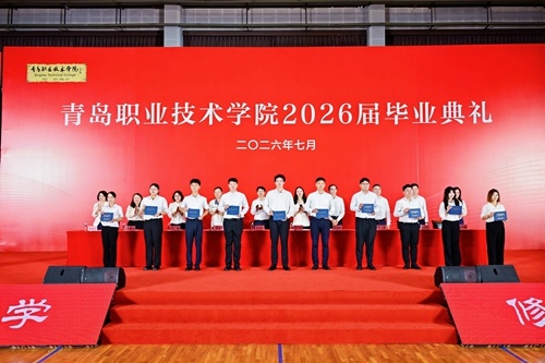领导嘉宾为优秀毕业生代表颁发毕业证书