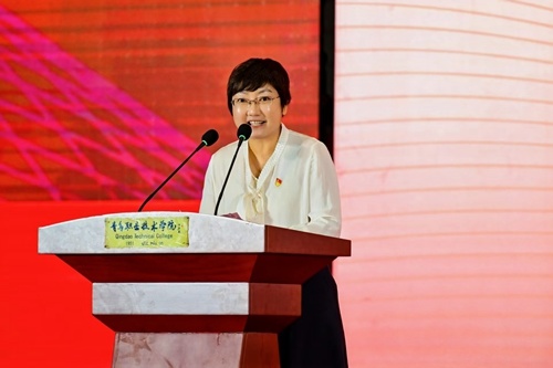 教师代表、马克思主义学院王芳副教授发言