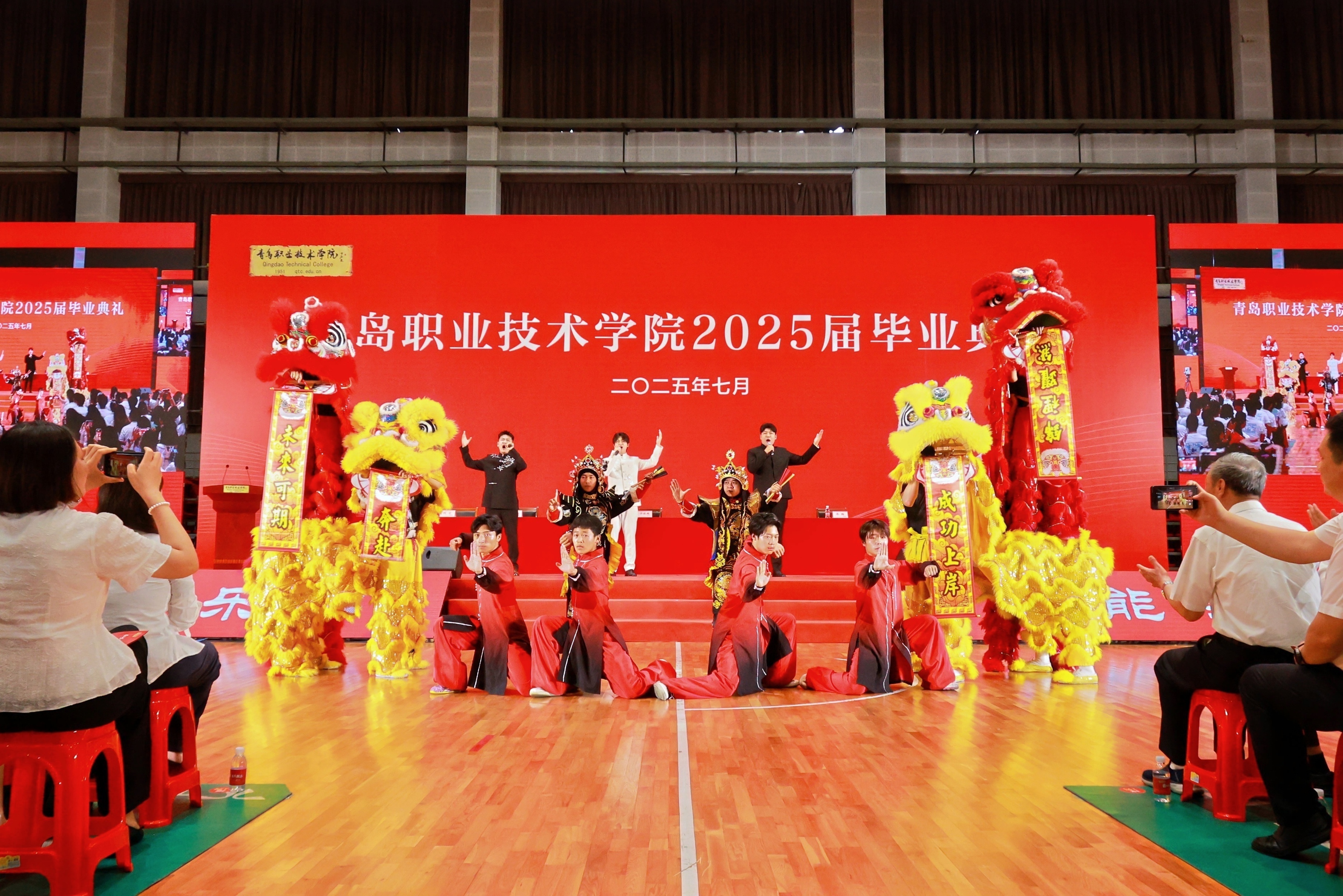长风万里鹏程举,巨浪千重骏业开!开云kaiyun网页版举行2025届毕业典礼 长风万里鹏程举,巨浪千重骏业开!开云kaiyun网页版举行2025届毕业典礼