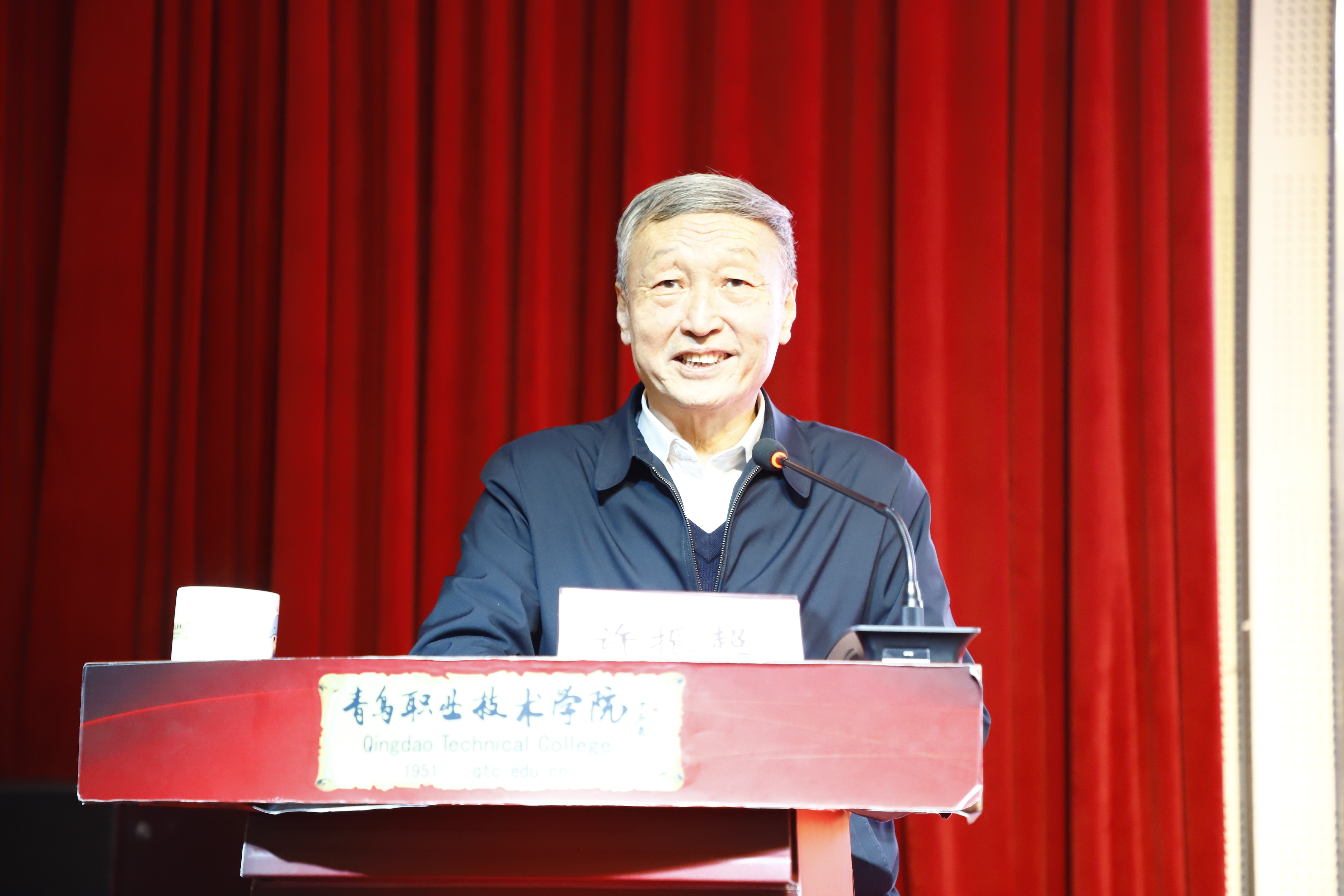 “人民工匠”许振超走进开云kaiyun网页版为师生讲述“我走过的工匠路” “人民工匠”许振超走进开云kaiyun网页版为师生讲述“我走过的工匠路”