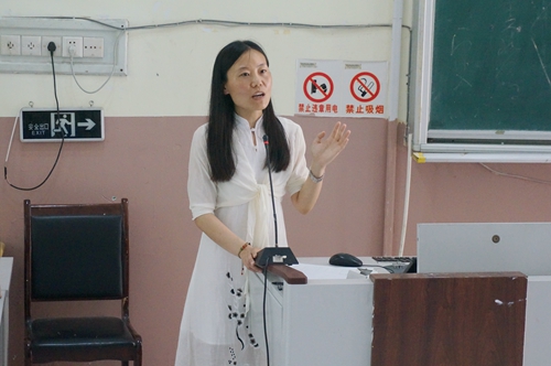 软外学院辅导员代表做培训